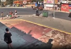 Инцидентът е заснет от видеокамера младежът сменил посоката в последния