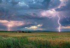Meteo Balkans прогнозира светкавици и количества до 40 литра на