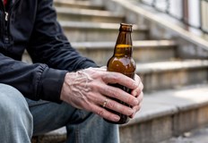 Политици се скараха дали хората могат да пият бира пред