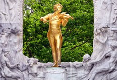 Поводът е 200 годишнината от рождението на австрийския композитор Йохан ЩраусПрочутият