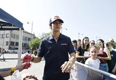 Българският пилот ще стартира от полпозишън в неделното състезание във