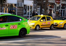 Следващият пътник намерил документите и парите но таксиджията се разбрал