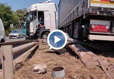 Изтеглянето на врязалия се в мантинелата камион се усложни заради