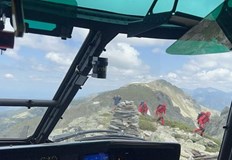 Пострадалите бяха транспортирани до местност Меча поляна за медицинска помощВоенен