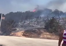 Къщи изгарят пред очите на жителите докато властите разследват за