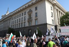 Протестиращи блокираха входовете на Народното събраниеСтотици протестиращи образуваха жива верига