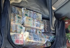 Парите били скрити под дрехите им откриха ги при подробен