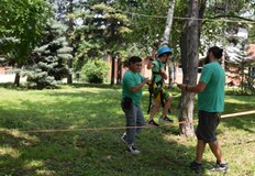 Преподаватели и служители участваха в разнообразни спортни дисциплиниВ двора на