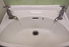 Исторически технически и културни фактори запазват необичайната системаПосетителите на Великобритания