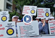 Стотици представители на полицията здравеопазването и образованието се събраха пред