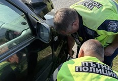Полицейският патрул от Ихтиман показа човещина на пътяДвама полицаи от