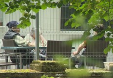 Мъжът недоумява защо трябва да напусне заведениетоПродължава поетапното преместване на