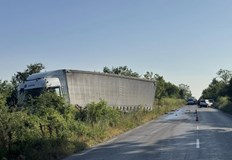 Фолксваген се заби в бус след опасна маневраТежка катастрофа затрудни