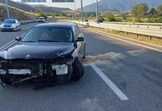 Автомобилът е преместен от пътното платно и движението е нормалноЛек