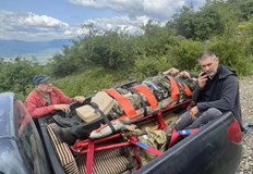 Планинските спасители транспортираха пострадалия през скалист участък до болница55 годишен турист