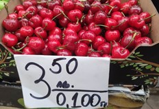 С малки деветки на етикетите заблуждават купувачите а черешите стигнаха