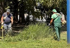 Екипите почистиха девет улици и булеварда окосиха тревни площи в