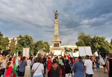 Организаторите на протестите настояват за провеждане на референдумВъпреки дъжда вчера