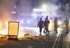 Трета нощ на безредици в Северна Ирландия десетки ранени полицаи