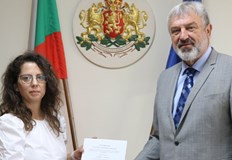 Пламена Гиджукова получи сертификат от областния управител Драгомир Драганов за