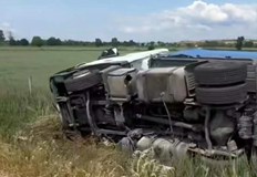 Единият ТИР се е преобърнал в канавкатаДва товарни автомобила катастрофираха