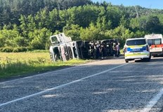 Шофьорът на тежкотоварният автомобил е транспортиран до болницаТежкотоварен автомобил се