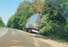 Камионът се е обърнал в канавкатаТИР катастрофира на пътя Русе