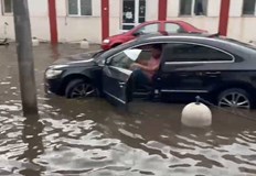 Поройни дъждове превърнаха улиците на румънската столица в реки Силна