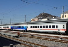 Всеки влак включва три климатизирани вагона и вагон бистроЛюбителите на