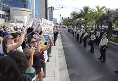 Демонстрацията съвпадна с 79 ия рожден ден на американския президент и