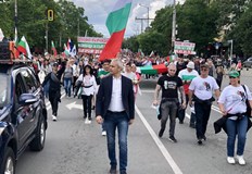 Лидерът на Възраждане напусна парламента и се присъедини към протестиращите