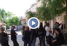 Хора пътуват десетки километри за да чакат от 6 сутринта