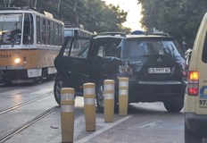 Пътник от колата е пострадал движението на трамваите е спряноПътнотранспортно