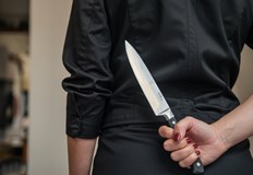 Скандал между две майки завърши с намушквания и арестСкандал на