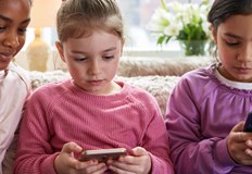 Еманюел Макрон предлага създаване на обща европейска цифрова възраст на