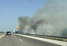 Гъст черен дим се вижда от километриГолям пожар се разрази