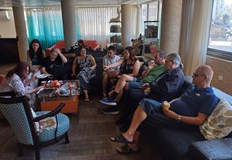 Евакуираните включват участници от фестивала в Бат ЯмЦял автобус с