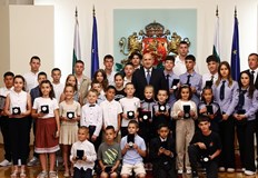 Церемонията се проведе в Гербовата зала където президентът отличи и