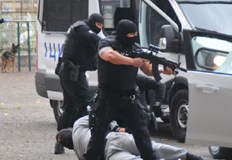 Автомобил спря за почивка на бул Рожен от друга кола