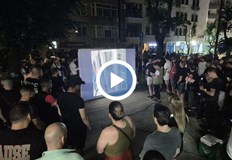 Видеото показва продължително насилие въпреки поставените белезнициПриятели и близки на