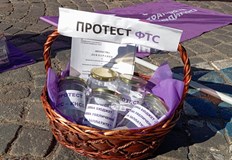 Столичните работници връчват символично касички с жълти стотинки на общинските