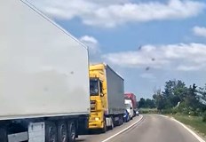 Товарен автомобил и лека кола се сблъскаха на разклона за