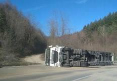 Трафикът се извършва двупосочно в една лента и се регулира