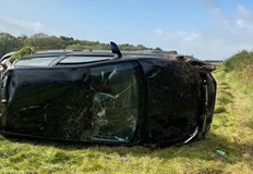 Младеж катастрофира с Пежо на пътя за НиколовоПет души са