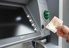 Въвеждат безплатни преводи и тегления от банкомат след приемането на