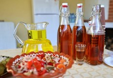 Международни експерти развенчават митовете за полезното червено вино и безвредната