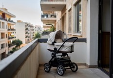 Патрулиращи полицаи открили детето в количка на четвъртия етажДвойка български