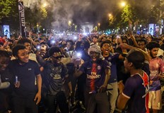 560 души бяха арестувани при масови безредициИсторически триумф и трагични