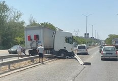 Движението в района се регулира от полицейски екипКатастрофирал самостоятелно камион