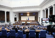 Възнаграждението на народните представители намалява с 204 лева през последното
